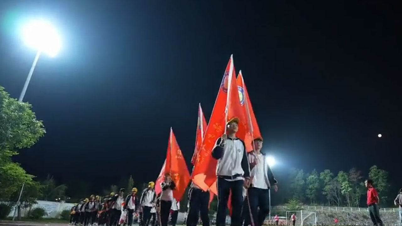 儋州市第六中学组织学生走进全国民族团结进步教育基地歃血结盟纪念园，开展沉浸式研学活动